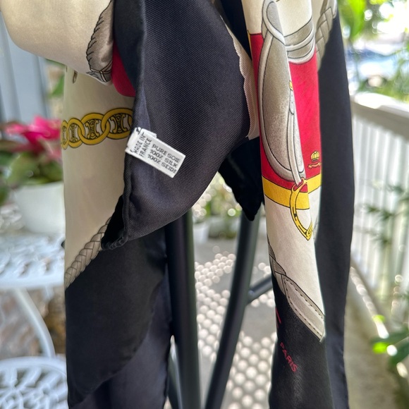 Authentic. Preloved. In perfect condition. Visible sign of use. Size: 35x35 - Picture 3 of 5